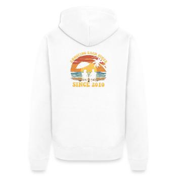 Wir nerven uns gegenseitig seit 2010 - Unisex Premium Bio Zip Hoodie - Weiß - Hinten - Thijin (182cm)