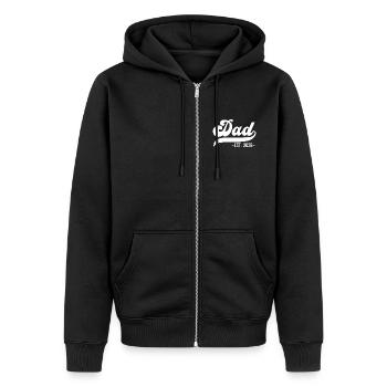 Daddy Est. 2026 - Unisex Premium Bio Zip Hoodie - Schwarz - Vorne - Nico (187cm) & Julia (174cm)