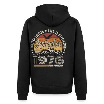 Jahrgang September 1976 - Geburtstag September 1976 - Unisex Premium Bio Zip Hoodie - Schwarz - Hinten - Nico (187cm)