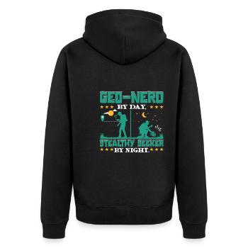 Tagsüber Geo-Nerd, nachts heimlicher Sucher. - Unisex Premium Bio Zip Hoodie - Schwarz - Hinten - Nico (187cm)