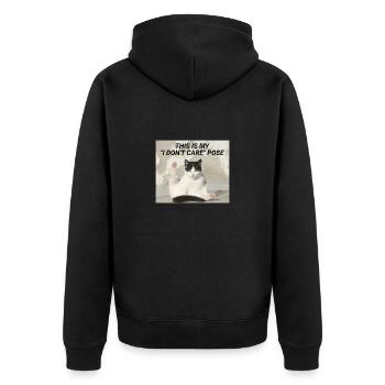 THIS IS MY "I DON'T CARE" POSE – Meme Katze - Unisex Premium Bio Zip Hoodie - Schwarz - Hinten - Nico (187cm)