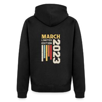 März 2023 - Geburtstagsgeschenk März 2023 März - Unisex Premium Bio Zip Hoodie - Schwarz - Hinten - Nico (187cm)