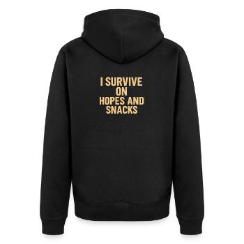 Ich überlebe von Hoffnungen und Snacks - Unisex Premium Bio Zip Hoodie - Schwarz - Hinten - Nico (187cm)