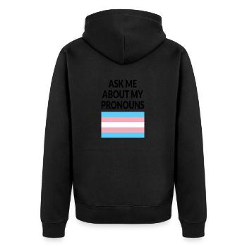 Frag mich nach meinen Pronomen Trans Pride Flag - Unisex Premium Bio Zip Hoodie - Schwarz - Hinten - Nico (187cm)