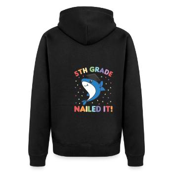 Kids 5th Grade nailed it Hai Fisch Graduation - Unisex Premium Bio Zip Hoodie - Schwarz - Hinten - Nico (187cm)