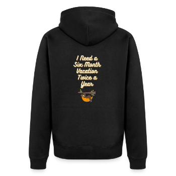 Ich brauche einen sechsmonatigen Urlaub 2x im Jahr - Unisex Premium Bio Zip Hoodie - Schwarz - Hinten - Nico (187cm)