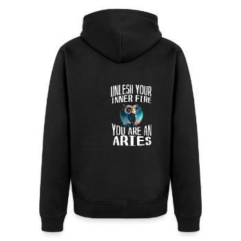 befreie dein Feuer, du bist ein Aries - Unisex Premium Bio Zip Hoodie - Schwarz - Hinten - Nico (187cm)