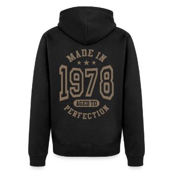 Fabriqué en 1978 vieilli à l’anniversaire de perfection - Veste à capuche bio Premium Unisexe - noir - Dos - Nico (187cm)