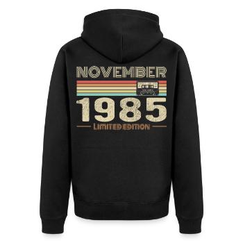 November 1985 Vintage Birthday Retro Tee - Veste à capuche bio Premium Unisexe - noir - Dos - Nico (187cm)