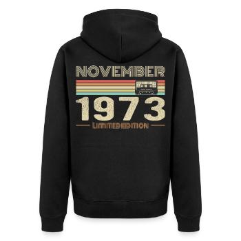 November 1973 Vintage Birthday Retro Tee - Veste à capuche bio Premium Unisexe - noir - Dos - Nico (187cm)