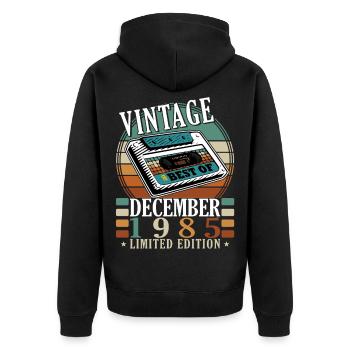 Vintage 1985 Kassette Limited Edition - Unisex Premium Bio Zip Hoodie - Schwarz - Hinten - Nico (187cm)