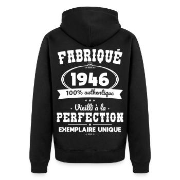 Hergestellt 1946 – Perfekt gereift - Unisex Premium Bio Zip Hoodie - Schwarz - Hinten - Nico (187cm)