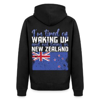Müde vom Aufwachen ohne Neuseeland zu sein - Unisex Premium Bio Zip Hoodie - Schwarz - Hinten - Nico (187cm)