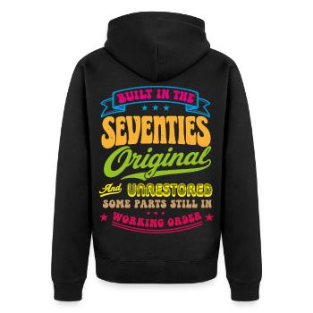 Vintage 70er Jahre Design Built in the Seventies - Unisex Premium Bio Zip Hoodie - Schwarz - Hinten - Nico (187cm)