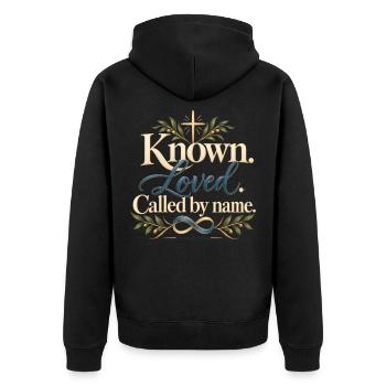 Von Gott gekannt und geliebt - Unisex Premium Bio Zip Hoodie - Schwarz - Hinten - Nico (187cm)