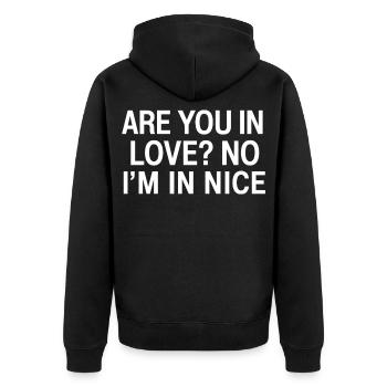 In Love No I'm In Nice | Reisehumor Frankreich - Unisex Premium Bio Zip Hoodie - Schwarz - Hinten - Nico (187cm)