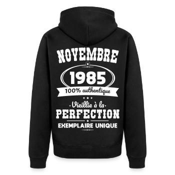 Anniversaire 40 ans - Novembre 1985 Perfection - Veste à capuche bio Premium Unisexe - noir - Dos - Nico (187cm)
