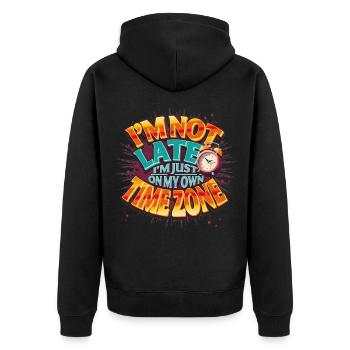 Ich bin nicht zu spät, ich bin nur in meiner eigenen Zeitzone - Tippfehler - Unisex Premium Bio Zip Hoodie - Schwarz - Hinten - Nico (187cm)