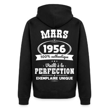70. Jubiläum – März 1956 Perfektion - Unisex Premium Bio Zip Hoodie - Schwarz - Hinten - Nico (187cm)