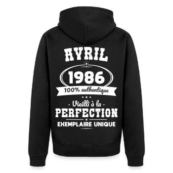 40-jähriges Jubiläum – April 1986 Perfektion - Unisex Premium Bio Zip Hoodie - Schwarz - Hinten - Nico (187cm)