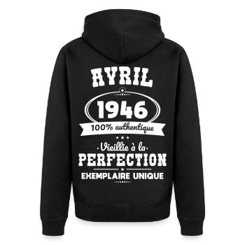 80. Jubiläum – April 1946 Perfektion - Unisex Premium Bio Zip Hoodie - Schwarz - Hinten - Nico (187cm)