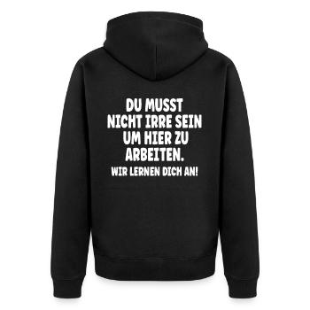 Du musst nicht irre sein um hier zu arbeiten - Unisex Premium Bio Zip Hoodie - Schwarz - Hinten - Nico (187cm)