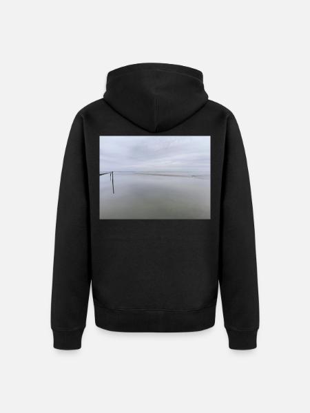 Stiller Meeresufer mit Himmelreflexion - Unisex Premium Bio Zip Hoodie - Schwarz