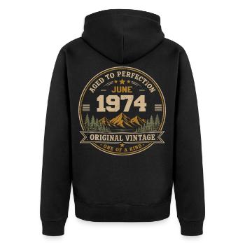 Vintage Juni 1974 – Original Perfection Juni 1974 - Unisex Premium Bio Zip Hoodie - Schwarz - Hinten - Nico (187cm)