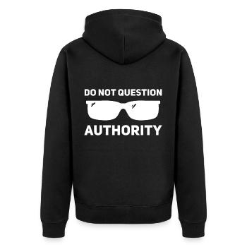 Autorität nicht in Frage stellen - Unisex Premium Bio Zip Hoodie - Schwarz - Hinten - Nico (187cm)