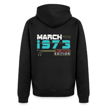 Mars 1973 - Anniversaire en mars - Veste à capuche bio Premium Unisexe - noir - Dos - Nico (187cm)