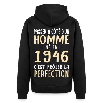 Né en 1946 – Frôler la perfection  - Veste à capuche bio Premium Unisexe - noir - Dos - Nico (187cm)