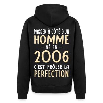 Geboren 2006 – Naht der Perfektion näher - Unisex Premium Bio Zip Hoodie - Schwarz - Hinten - Nico (187cm)