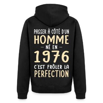 Né en 1976 – Frôler la perfection  - Veste à capuche bio Premium Unisexe - noir - Dos - Nico (187cm)