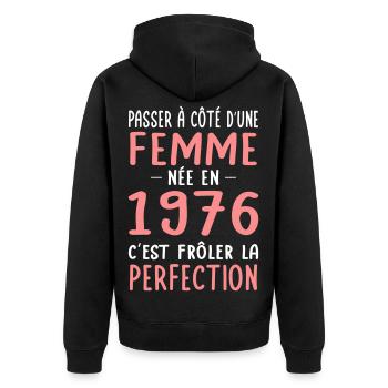 Née en 1976 – Frôler la perfection  - Veste à capuche bio Premium Unisexe - noir - Dos - Nico (187cm)