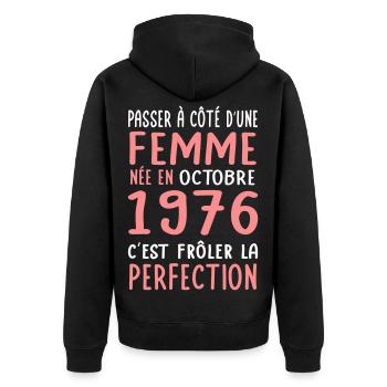 Anniversaire 50 ans - Née en Octobre 1976 - Veste à capuche bio Premium Unisexe - noir - Dos - Nico (187cm)