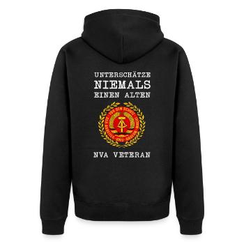 DDR Unterschätze Niemals NVA Veteran - Unisex Premium Bio Zip Hoodie - Schwarz - Hinten - Nico (187cm)