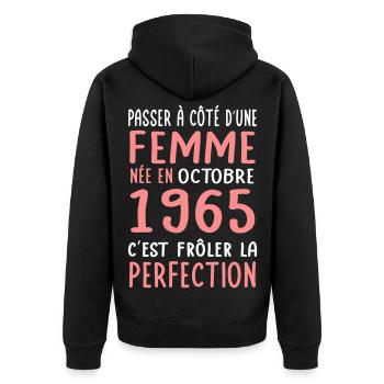 Anniversaire 60 ans - Née en Octobre 1965 - Veste à capuche bio Premium Unisexe - noir - Dos - Nico (187cm)