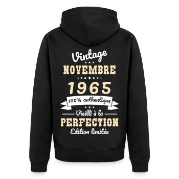 Anniversaire 60 ans - Vintage - Novembre 1965 - Veste à capuche bio Premium Unisexe - noir - Dos - Nico (187cm)