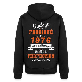 1976 – Vintage – Perfekt gereift - Unisex Premium Bio Zip Hoodie - Schwarz - Hinten - Nico (187cm)