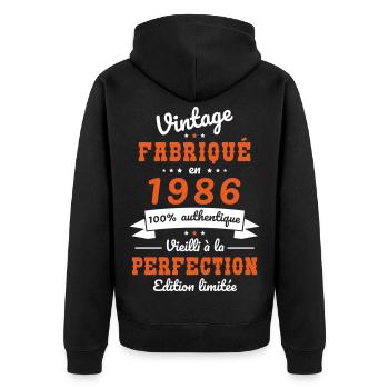 1986 – Vintage – Perfekt gereift - Unisex Premium Bio Zip Hoodie - Schwarz - Hinten - Nico (187cm)