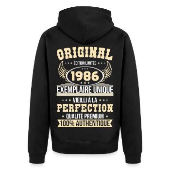 1986 – Einzigartiges Exemplar – Premiumqualität - Unisex Premium Bio Zip Hoodie - Schwarz - Hinten - Nico (187cm)