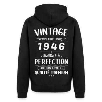 1946 – Jahrgang – Perfekt gereift - Unisex Premium Bio Zip Hoodie - Schwarz - Hinten - Nico (187cm)
