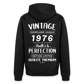 1976 – Vintage – Perfekt gereift - Unisex Premium Bio Zip Hoodie - Schwarz - Hinten - Nico (187cm)