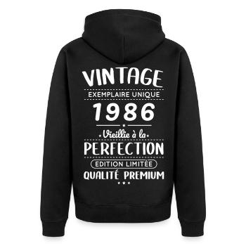 1986 – Vintage – Perfekt gereift - Unisex Premium Bio Zip Hoodie - Schwarz - Hinten - Nico (187cm)
