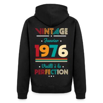Anniversaire 50 ans - Vintage - Janvier 1976 - Veste à capuche bio Premium Unisexe - noir - Dos - Nico (187cm)