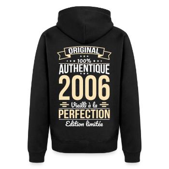2006 – Aged to Perfection – Limitierte Ausgabe - Unisex Premium Bio Zip Hoodie - Schwarz - Hinten - Nico (187cm)