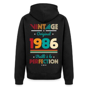 1986 – Vintage – Perfekt gereift - Unisex Premium Bio Zip Hoodie - Schwarz - Hinten - Nico (187cm)