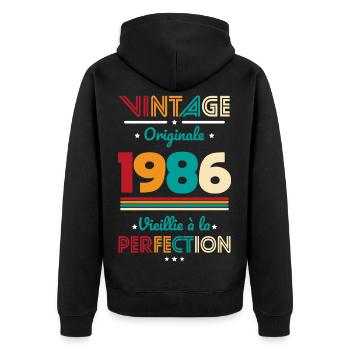 1986 – Vintage – Perfekt gereift - Unisex Premium Bio Zip Hoodie - Schwarz - Hinten - Nico (187cm)
