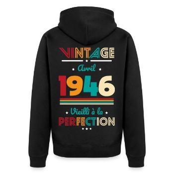 80. Geburtstag – Vintage – April 1946 - Unisex Premium Bio Zip Hoodie - Schwarz - Hinten - Nico (187cm)