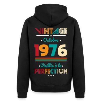Anniversaire 50 ans - Vintage - Octobre 1976 - Veste à capuche bio Premium Unisexe - noir - Dos - Nico (187cm)
